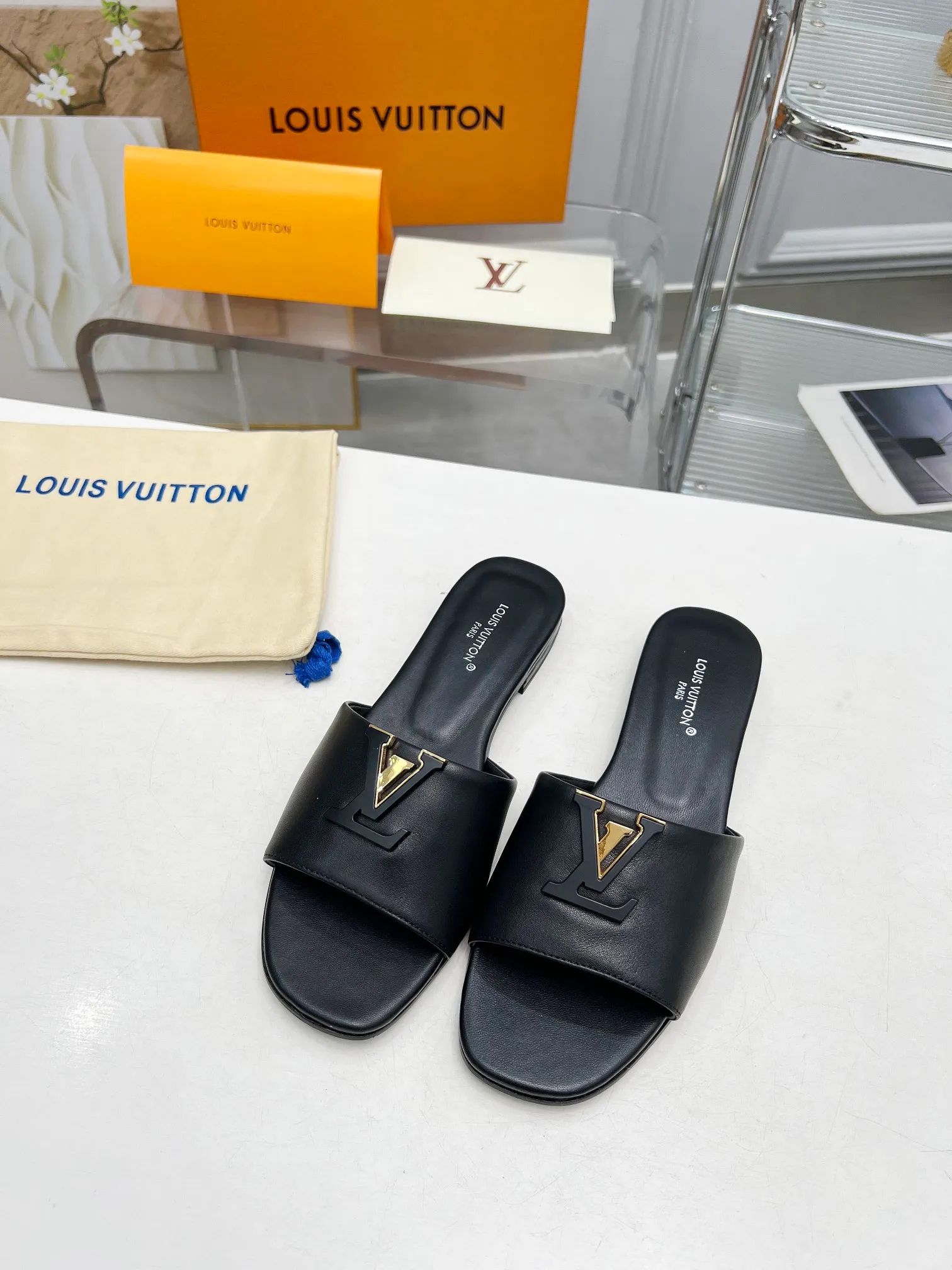 👟👟Ex-factory price 440👟👟Louis Vuitton/Louis Vuitton women's new sandals LV SUNSET COMFORT flat sandals are made of exquisite cowhide and sheepskin lining, the uppers show handicrafts, and are matched with genuine leather soles*@wearing experience. LV logo hardware buckle on upper, size 35-42
